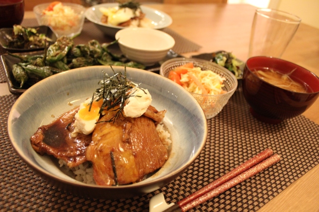 Buta-don es el cerdo teriyaki con arroz blanco